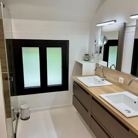 Maison En Pierre Avec Jardin Et Piscine Privee 8 Personnes